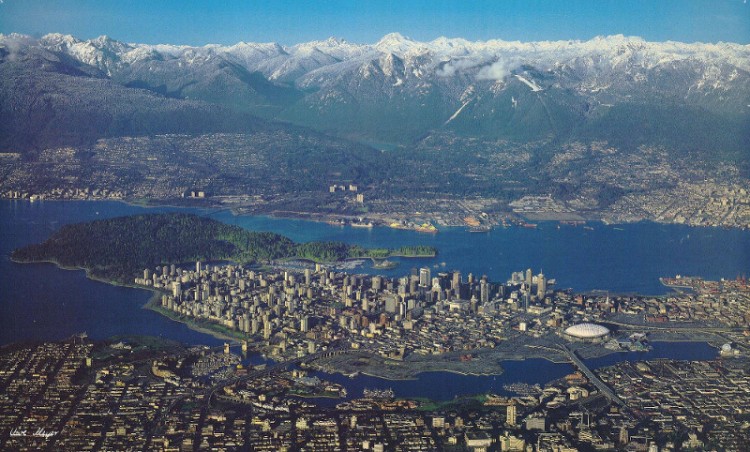 La vue générale de la ville, avec le Downtown situé au centre, sur la presqu'île.