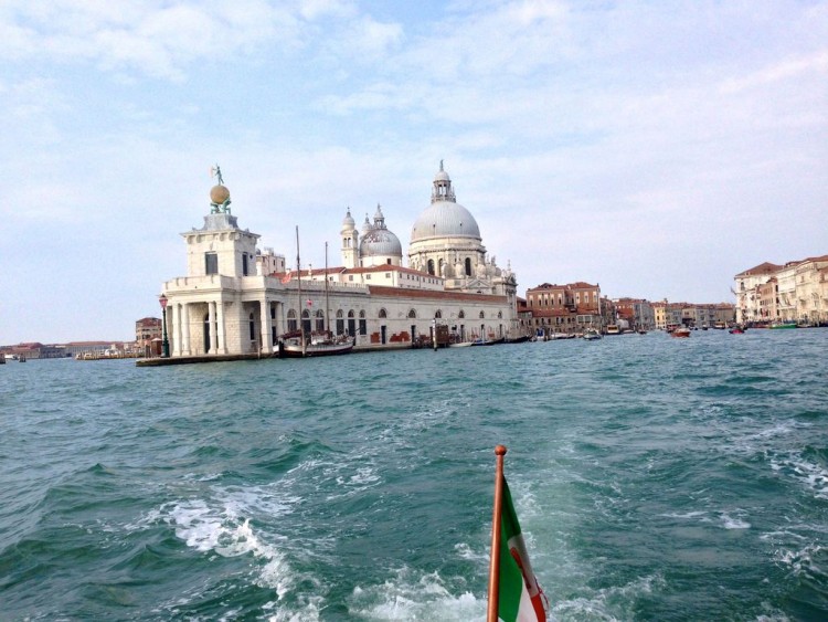 Vue de la Punta Della Dogana en bateau