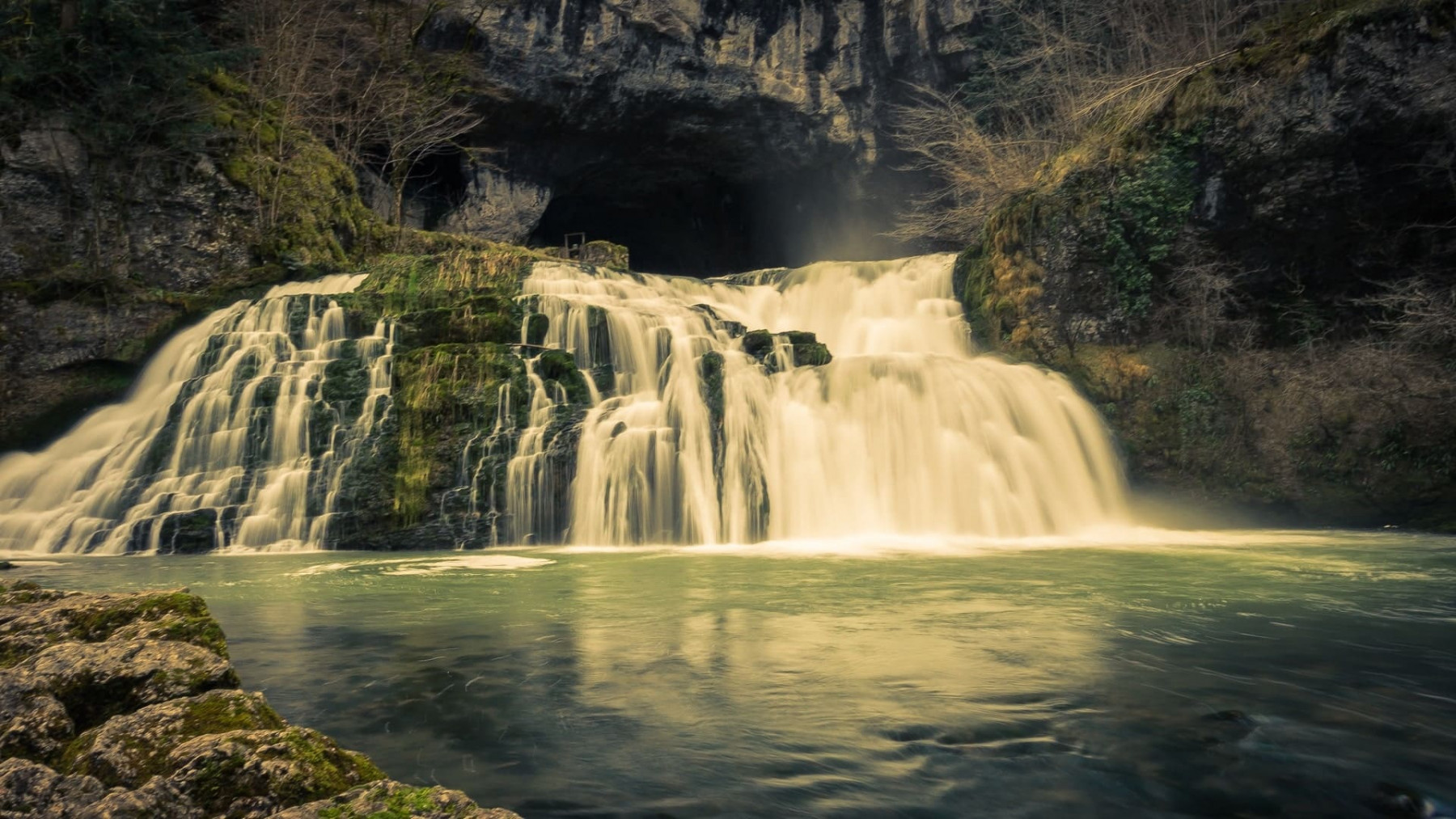 2014 : La Loue, Ornans. Vous noterez que j'ai aussi délibérément travaillé l'image avec un côté dramatique lol