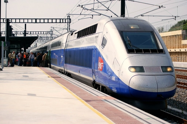 TGV au départ en gare de Perpignan