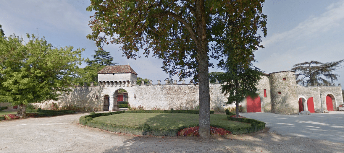Chateau de Pressac portail et chai.png