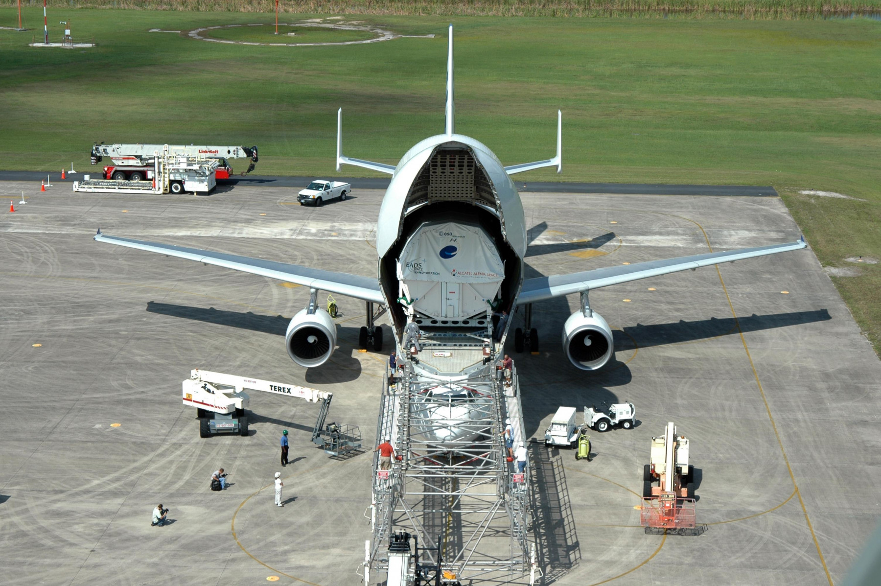 Airbus_Beluga_-_unloading_Columbus_at_KSC.jpg