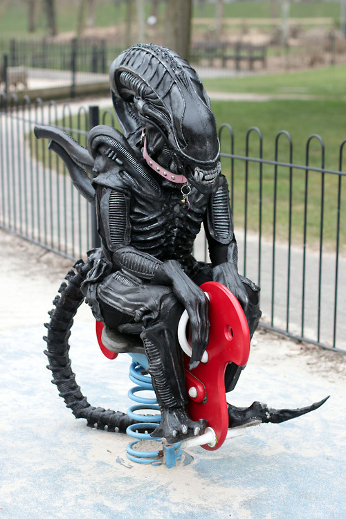 alien-cosplayer-goes-for-a-ride-in-the-park-header.jpg