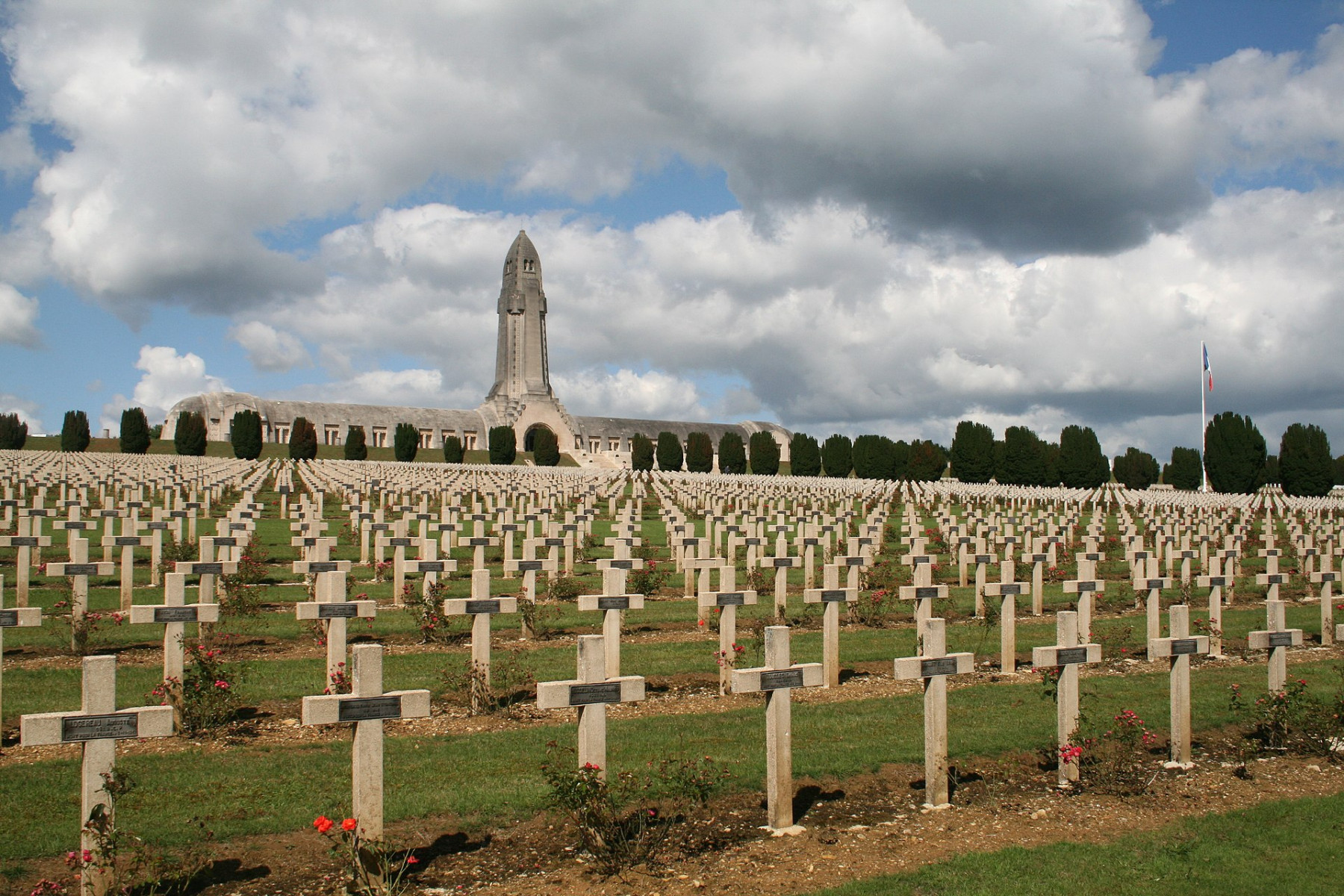 0_Verdun_-_Cimetière_de_Douaumont_(1).jpg