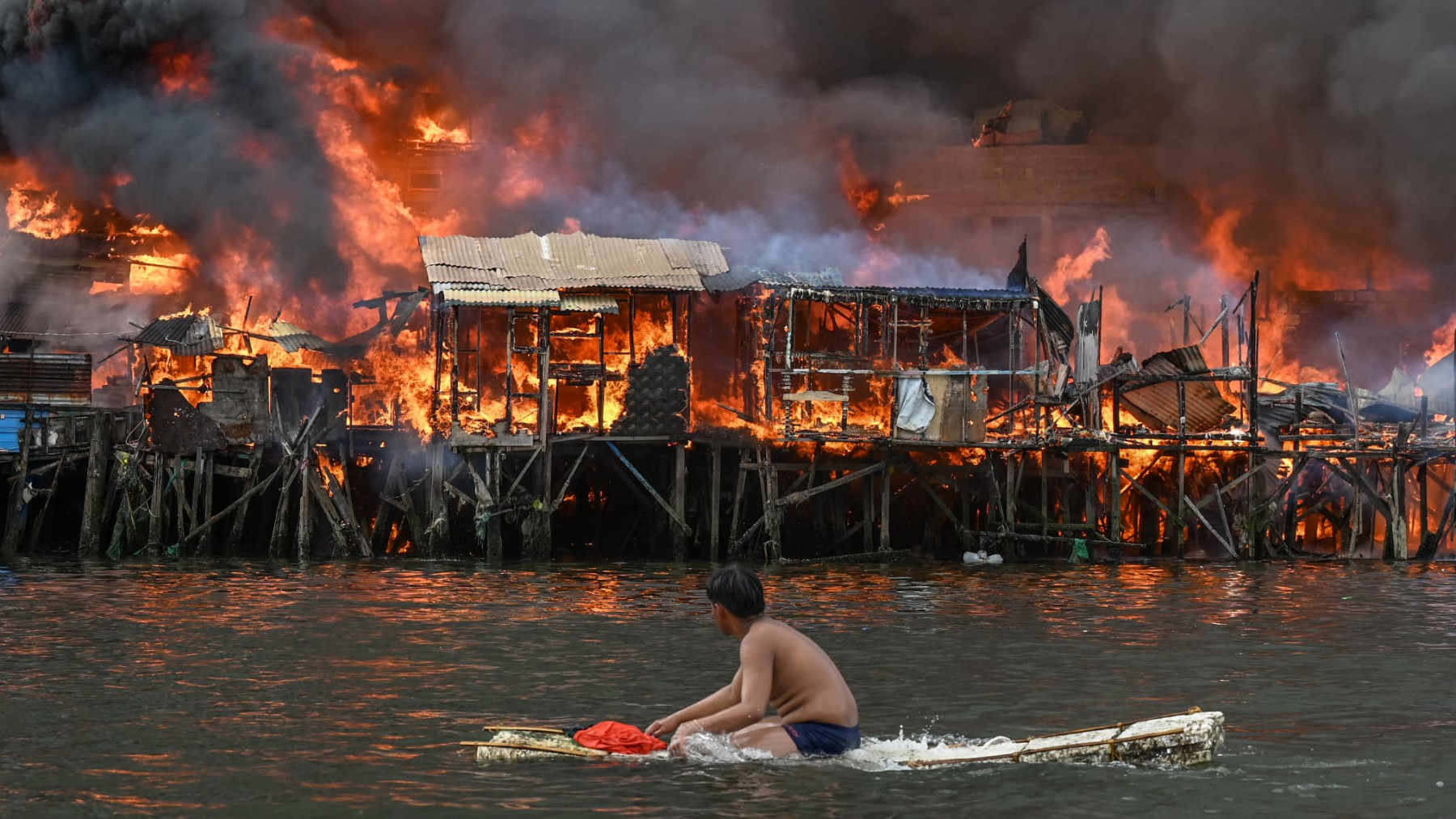 Incendie-dans-un-bidonville-a-Manille-aux-Philippines-1983455.jpg