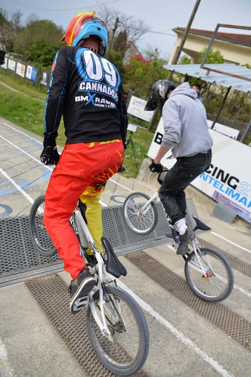 Une petite photo de mon sport favoris, pour la détente....    bmx, je t'aime !