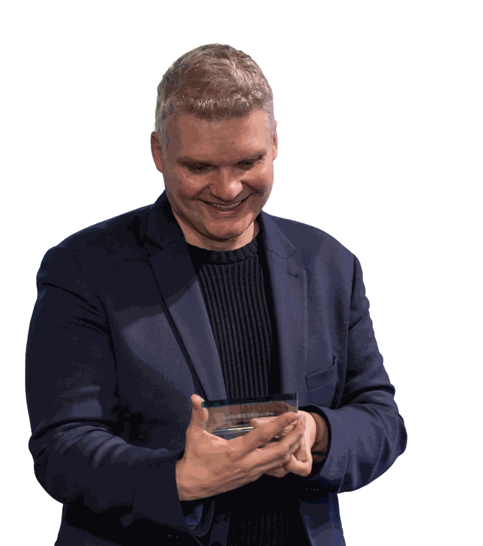 Benoist Rousseau, com o troféu de Melhor Blog e Fórum de Bolsa na mão