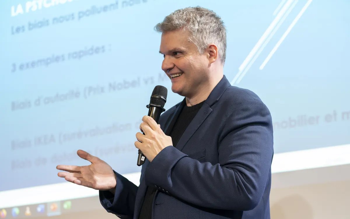 Benoist Rousseau, micro en main, en conférence sur la psychologie comportementale au Salon du Trading 2024 à Paris