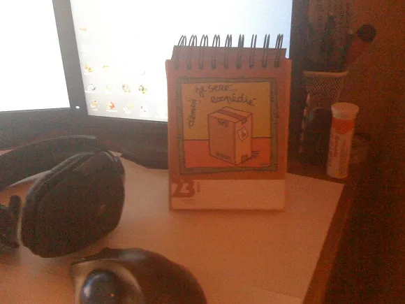 photo Calendrier de bureau illustré par un membre du forum, posé près d’un écran et d’un casque