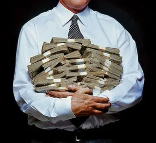 Homme en chemise et cravate serrant contre lui des liasses de billets de banque