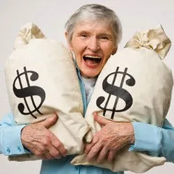 Femme âgée et souriante serrant deux sacs marqués du symbole du dollar
