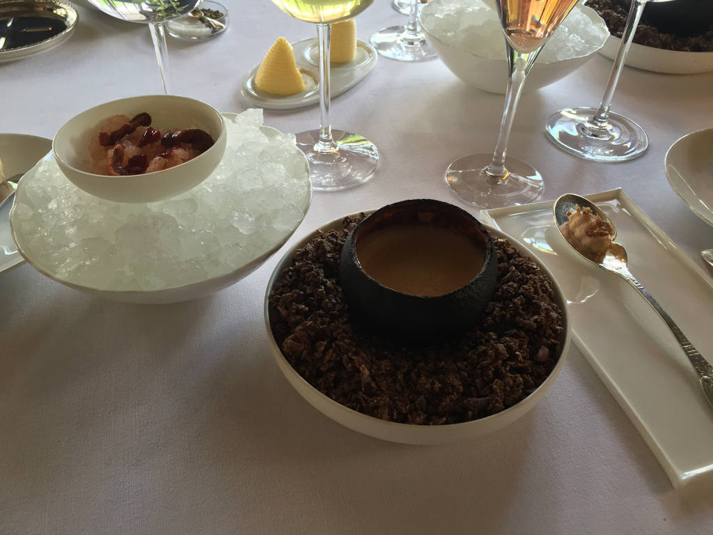 Coque de pamplemousse brûlée, une soupe d'oursin servie chaude, peau de canard croquante au foie gras de canard en amertume et granité iodé chez Le Doyen